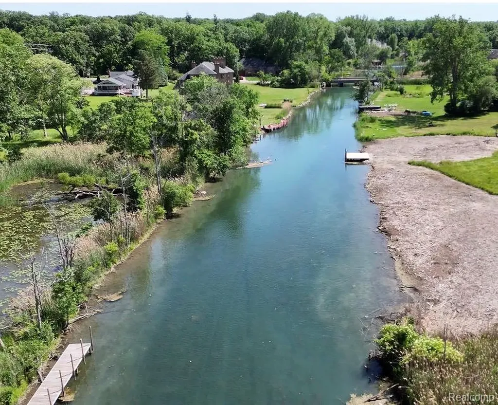 22827 Meridian Road Grosse Ile Township MI 48138