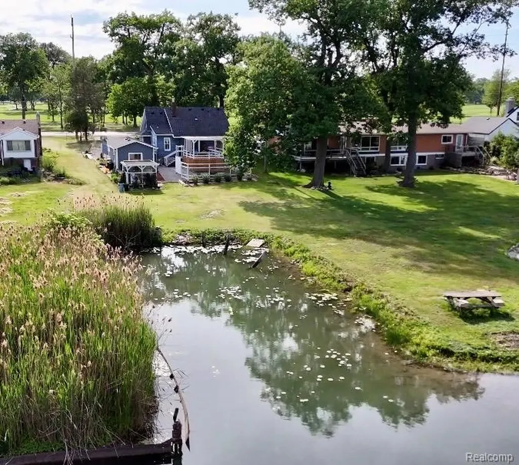 22827 Meridian Road Grosse Ile Township MI 48138