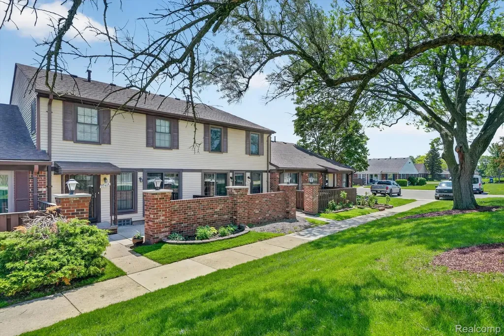 39427 Heatherheath Drive Clinton Charter Township MI 48038