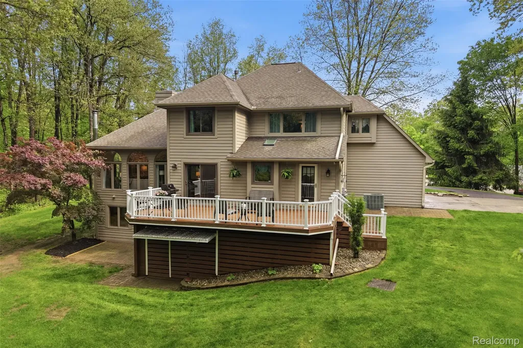 8235 Ironwood Drive Hamburg Township MI 48169