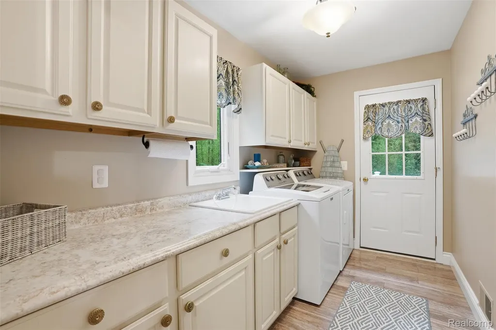 8235 Ironwood Drive Hamburg Township MI 48169
