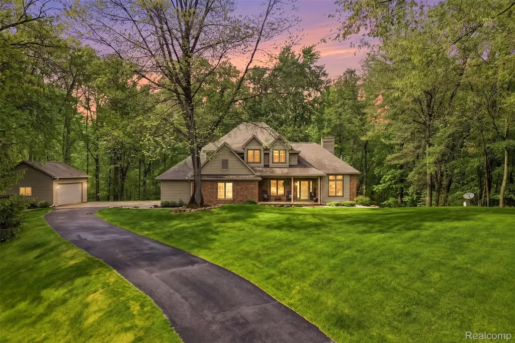 8235 Ironwood Drive Hamburg Township MI 48169