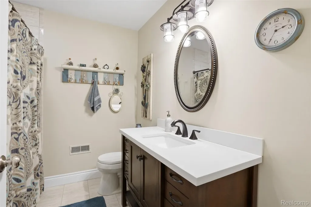 8235 Ironwood Drive Hamburg Township MI 48169