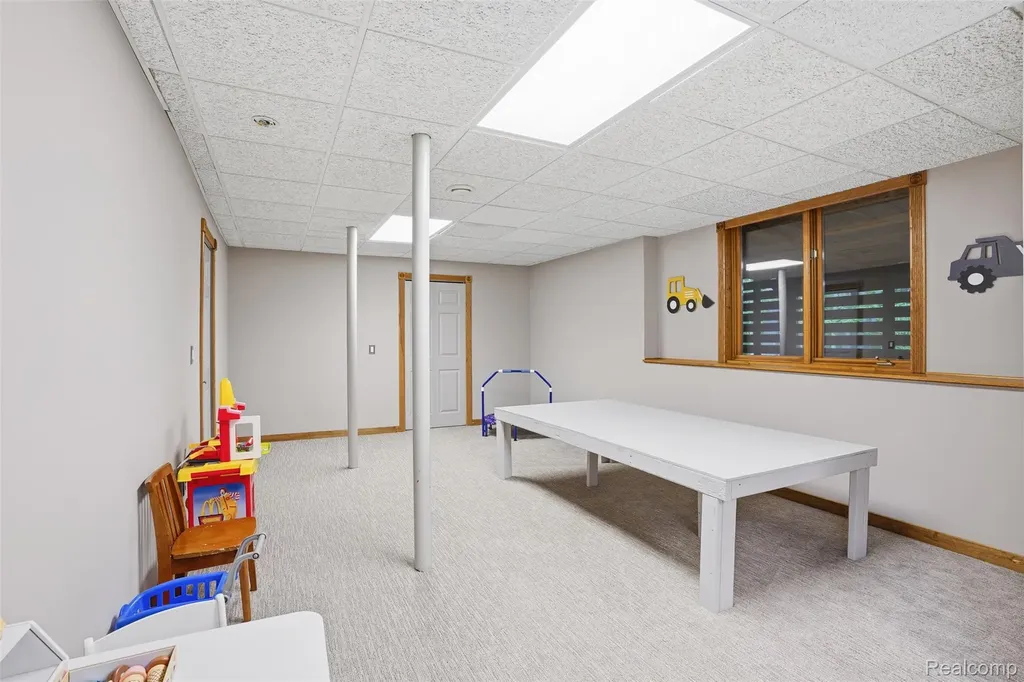 8235 Ironwood Drive Hamburg Township MI 48169