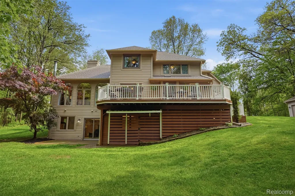 8235 Ironwood Drive Hamburg Township MI 48169