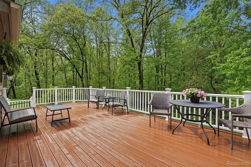 8235 Ironwood Drive Hamburg Township MI 48169