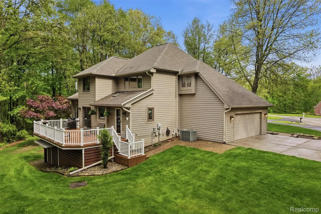 8235 Ironwood Drive Hamburg Township MI 48169