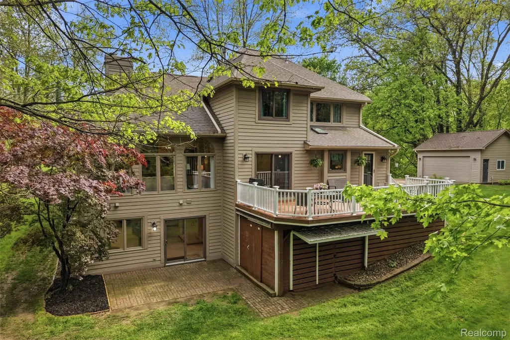 8235 Ironwood Drive Hamburg Township MI 48169