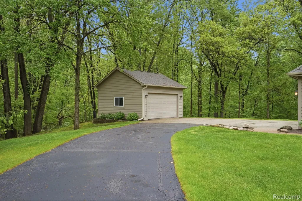 8235 Ironwood Drive Hamburg Township MI 48169