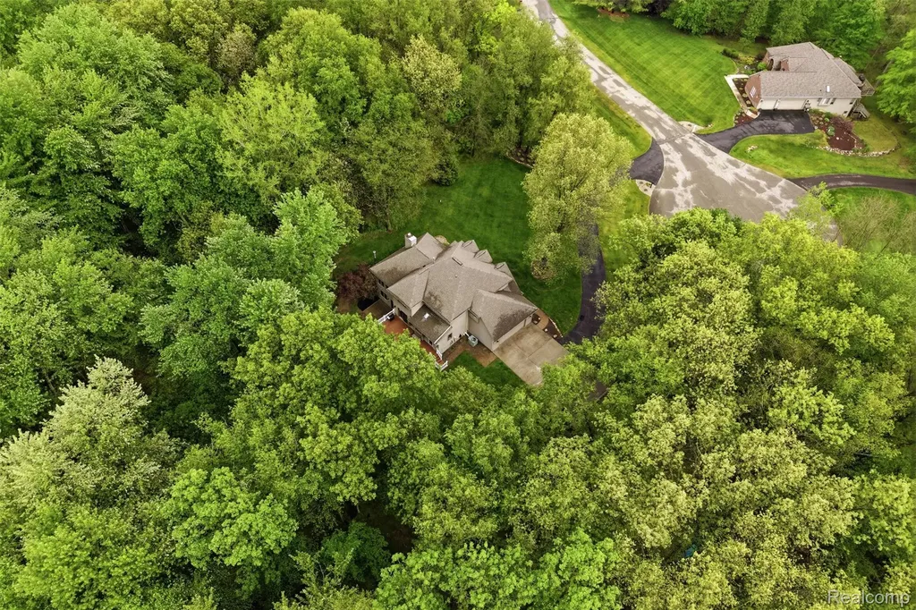 8235 Ironwood Drive Hamburg Township MI 48169