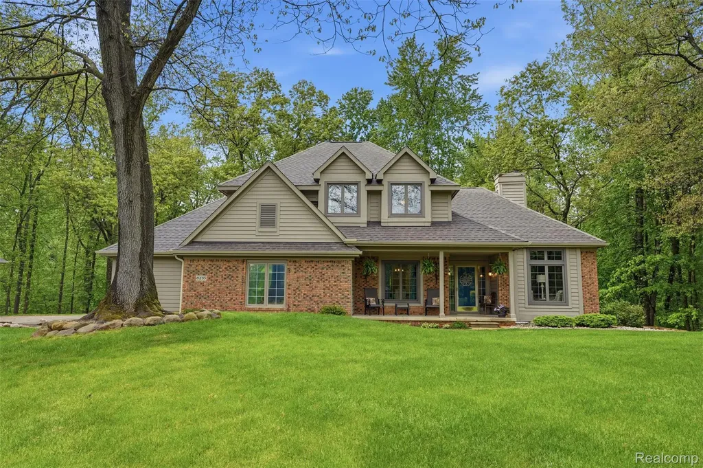 8235 Ironwood Drive Hamburg Township MI 48169