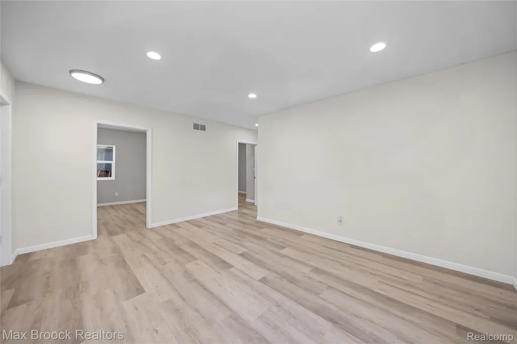 3187 Woodlawn Street Commerce Charter Township MI 48390
