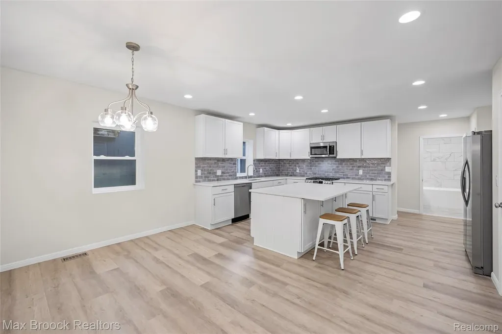 3187 Woodlawn Street Commerce Charter Township MI 48390