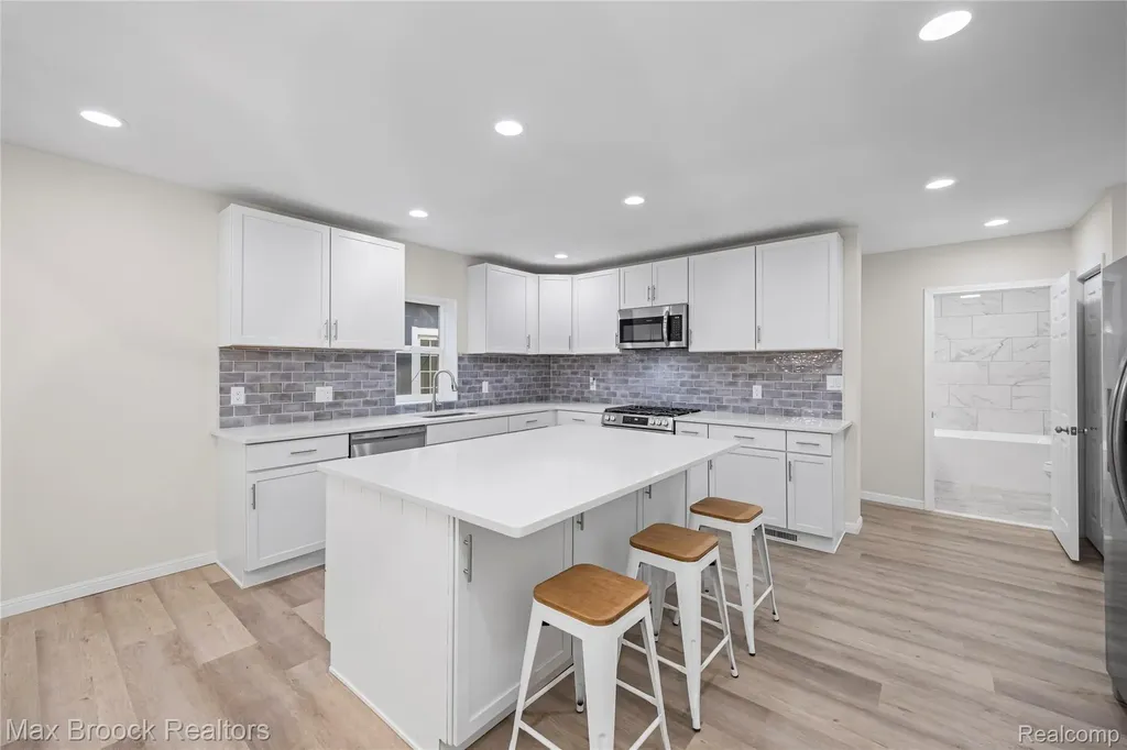 3187 Woodlawn Street Commerce Charter Township MI 48390