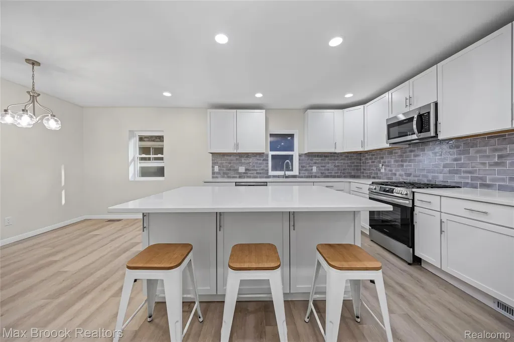 3187 Woodlawn Street Commerce Charter Township MI 48390