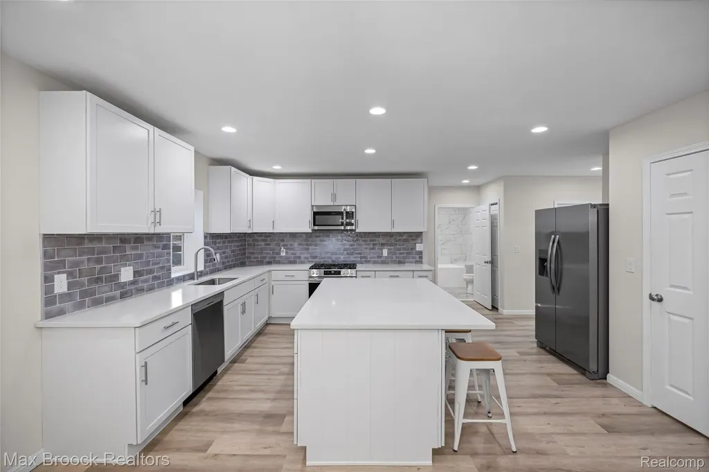 3187 Woodlawn Street Commerce Charter Township MI 48390