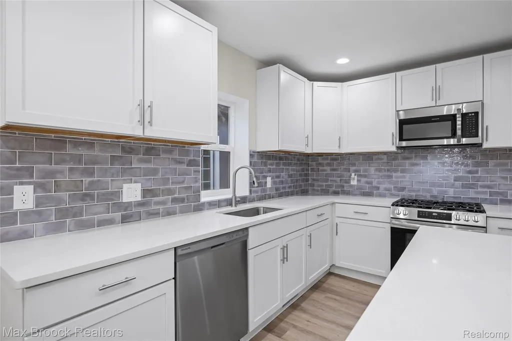 3187 Woodlawn Street Commerce Charter Township MI 48390
