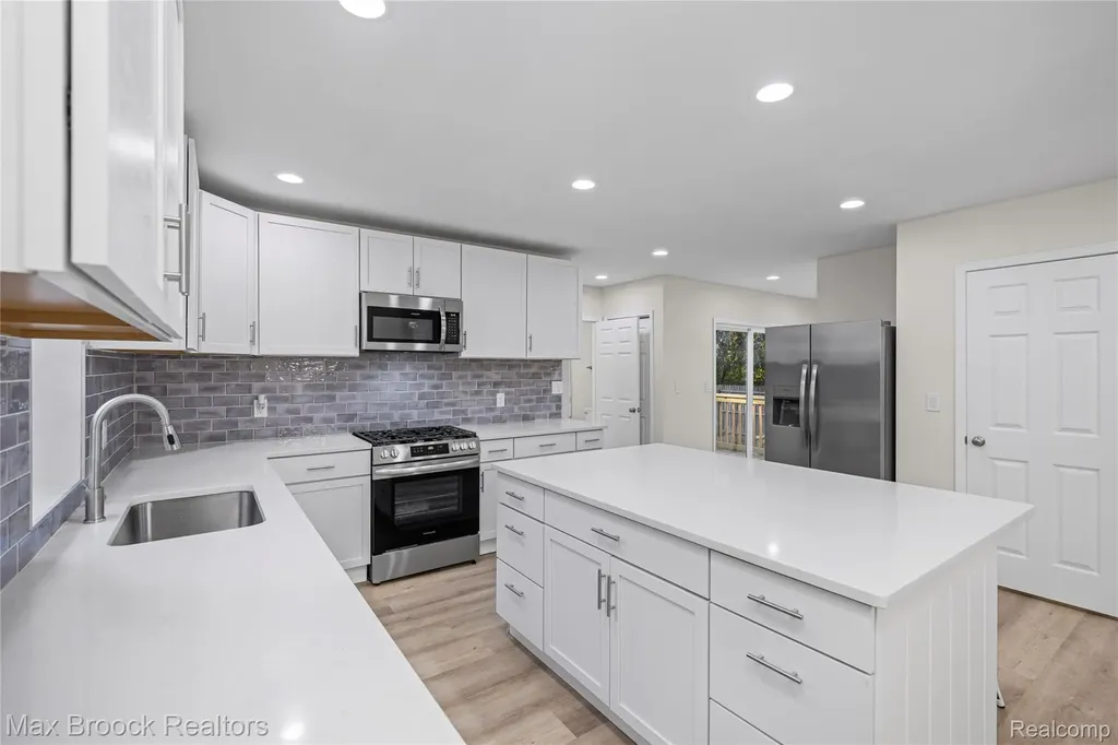 3187 Woodlawn Street Commerce Charter Township MI 48390