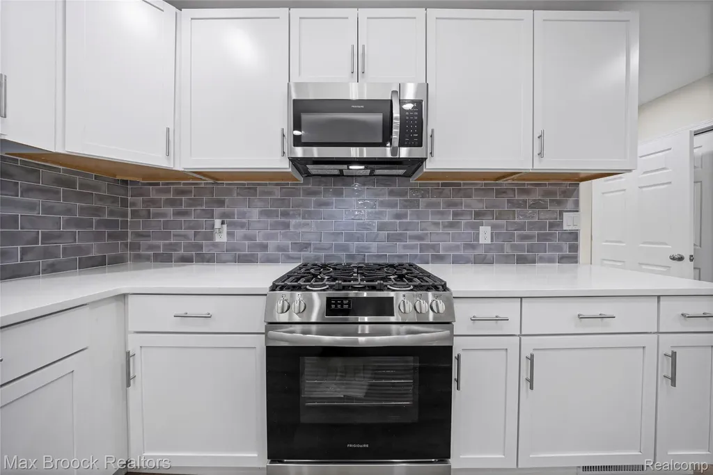 3187 Woodlawn Street Commerce Charter Township MI 48390