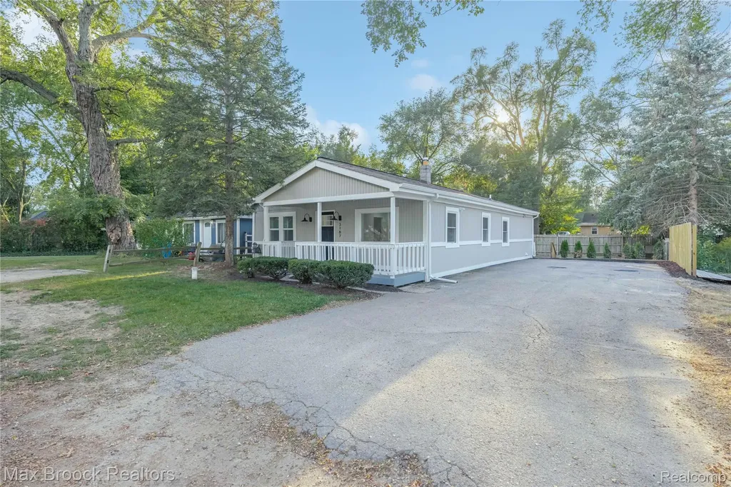 3187 Woodlawn Street Commerce Charter Township MI 48390