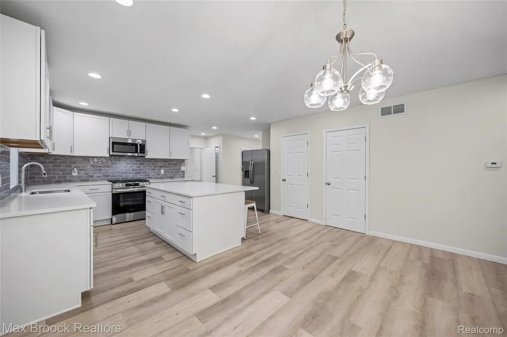 3187 Woodlawn Street Commerce Charter Township MI 48390