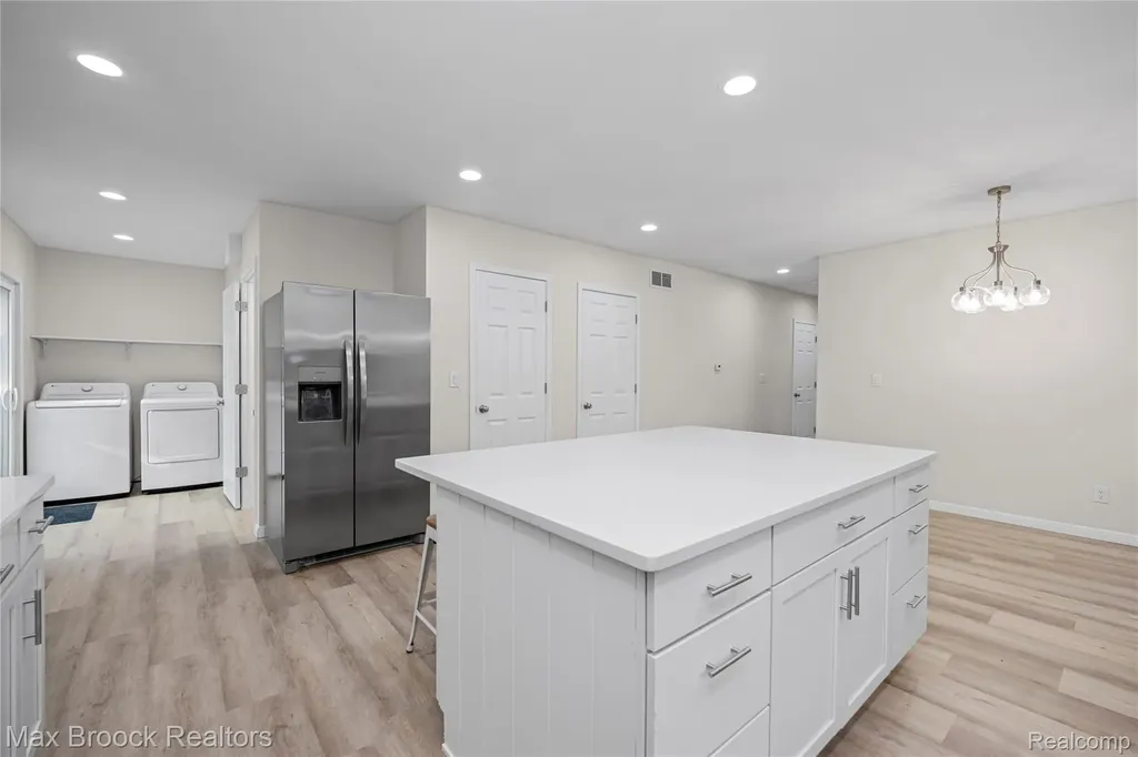 3187 Woodlawn Street Commerce Charter Township MI 48390