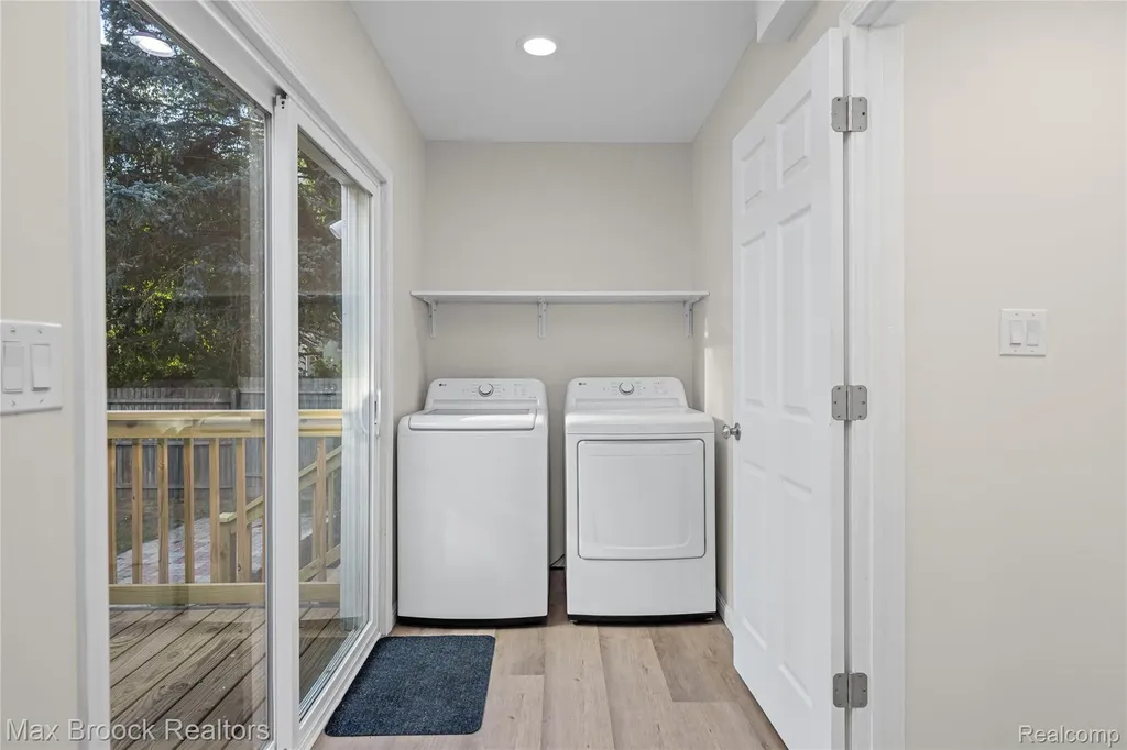3187 Woodlawn Street Commerce Charter Township MI 48390
