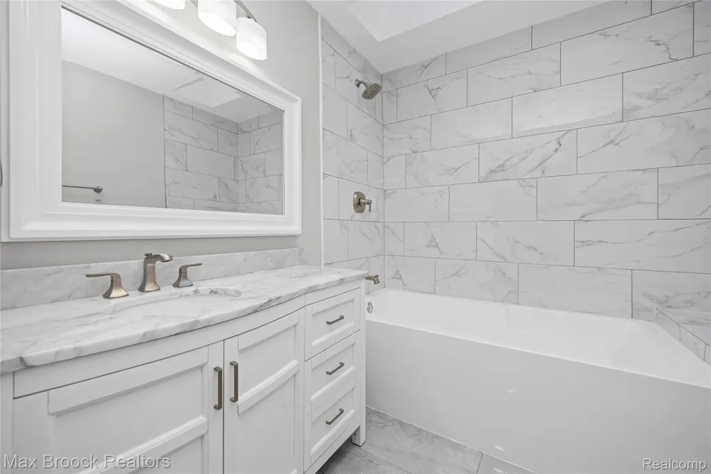 3187 Woodlawn Street Commerce Charter Township MI 48390