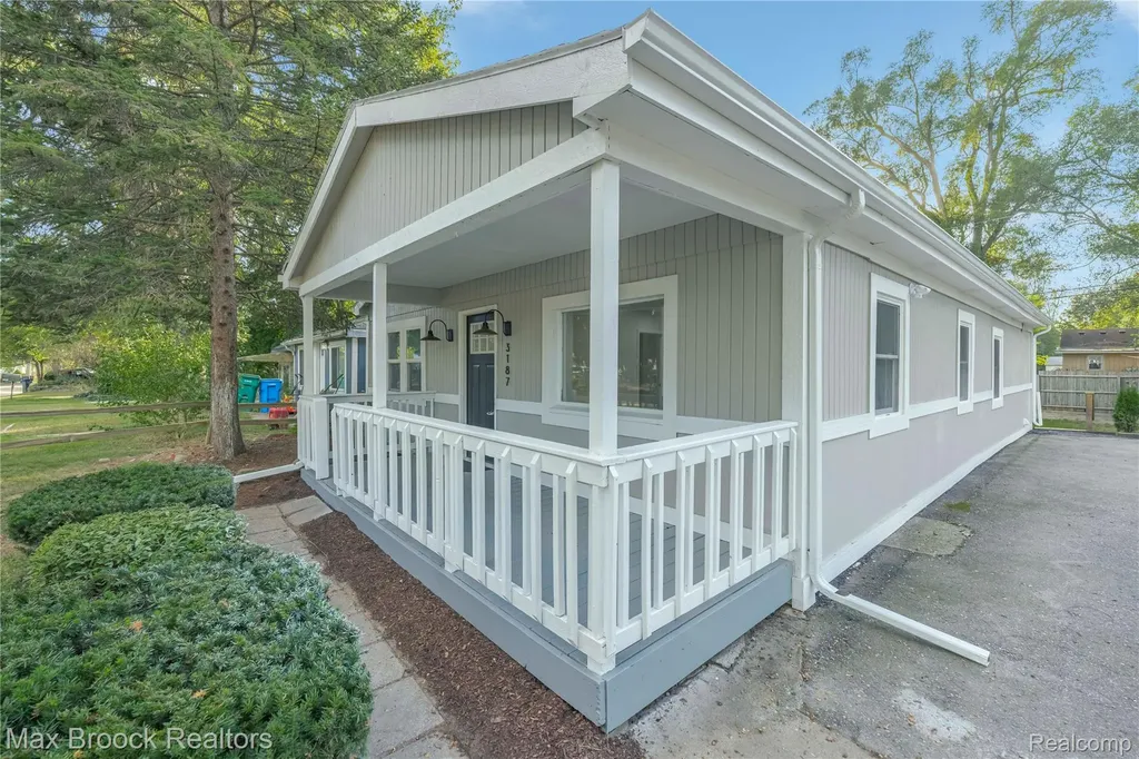 3187 Woodlawn Street Commerce Charter Township MI 48390