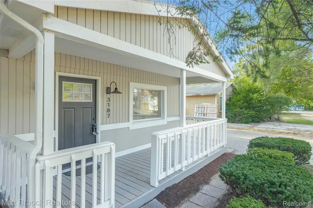 3187 Woodlawn Street Commerce Charter Township MI 48390