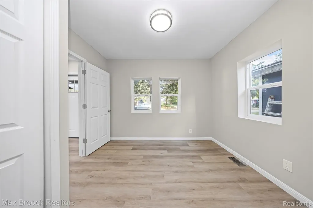 3187 Woodlawn Street Commerce Charter Township MI 48390