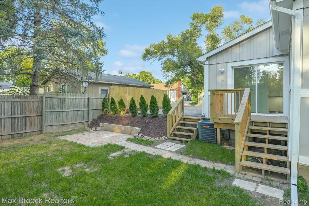 3187 Woodlawn Street Commerce Charter Township MI 48390