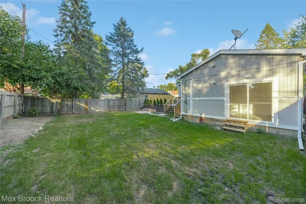 3187 Woodlawn Street Commerce Charter Township MI 48390