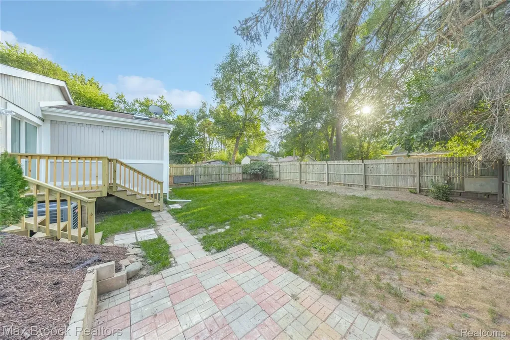 3187 Woodlawn Street Commerce Charter Township MI 48390