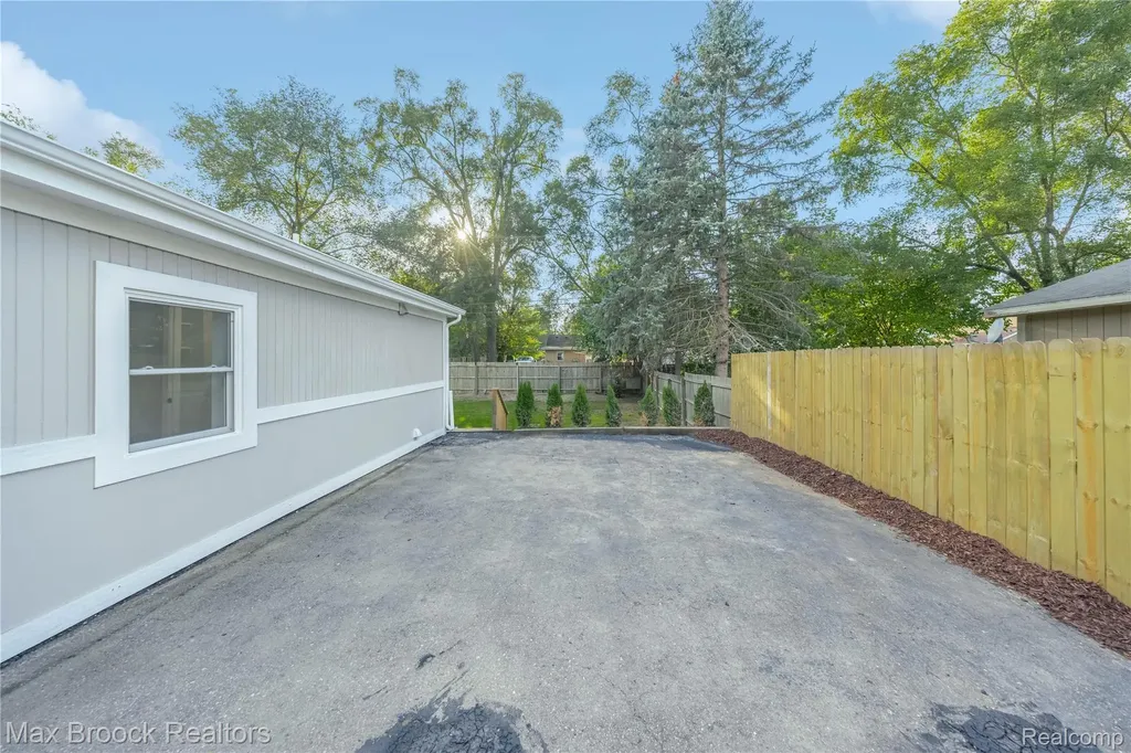 3187 Woodlawn Street Commerce Charter Township MI 48390