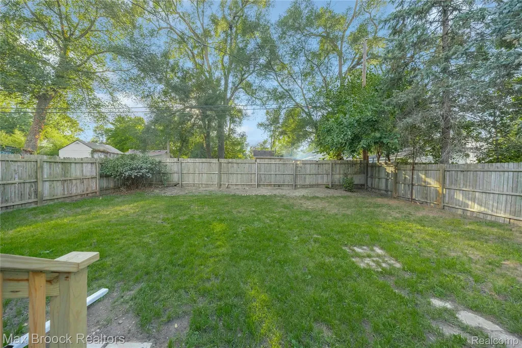 3187 Woodlawn Street Commerce Charter Township MI 48390
