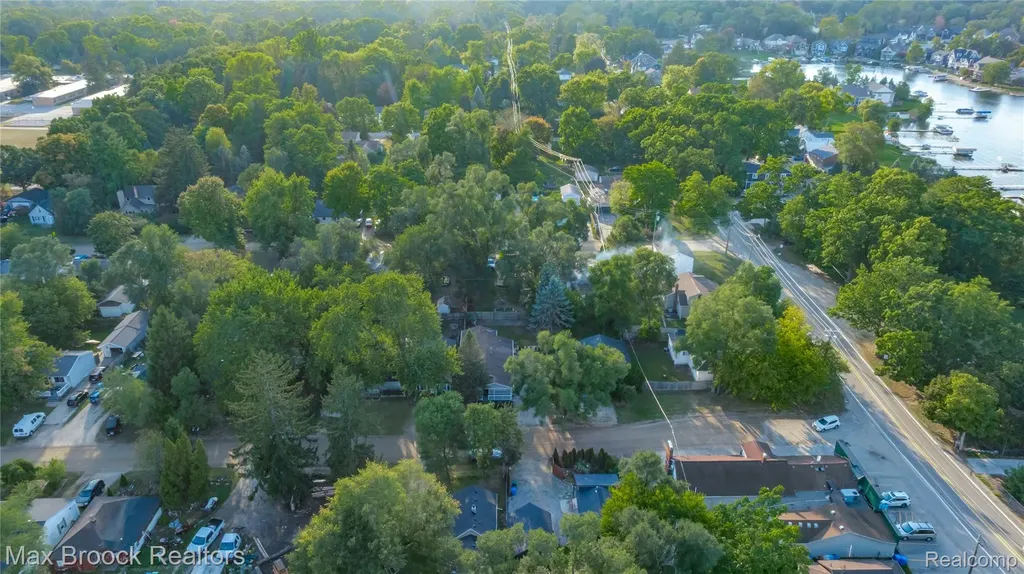 3187 Woodlawn Street Commerce Charter Township MI 48390