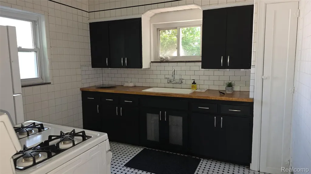 1332 Fort Park Boulevard Lincoln Park City MI 48146