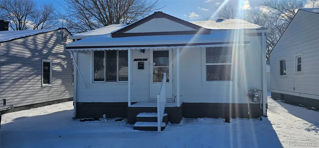 11092 Lozier Avenue Warren City MI 48089