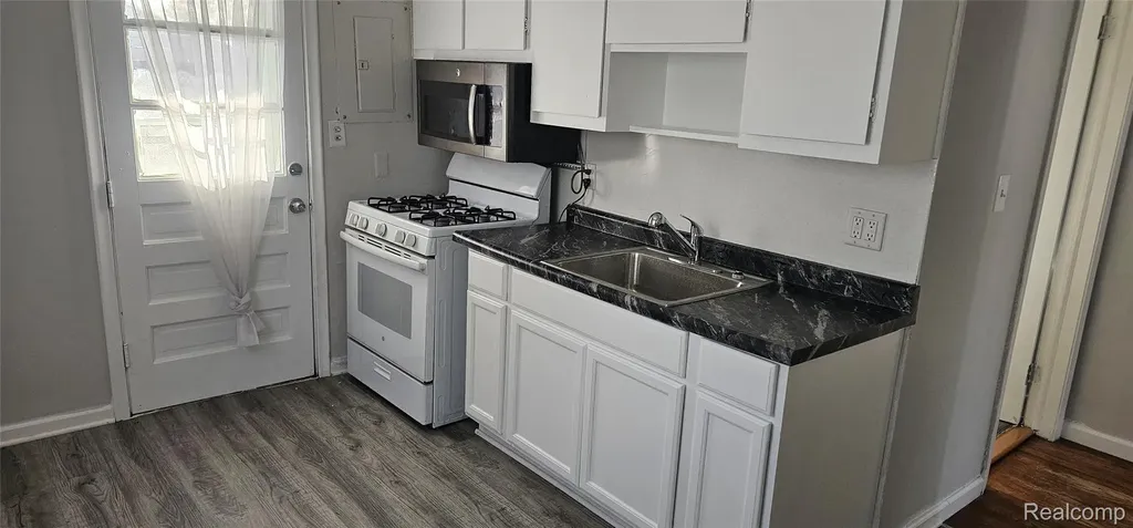 11092 Lozier Avenue Warren City MI 48089