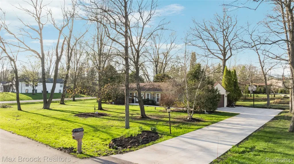 4550 Patrick Road West Bloomfield Charter Township MI 48322