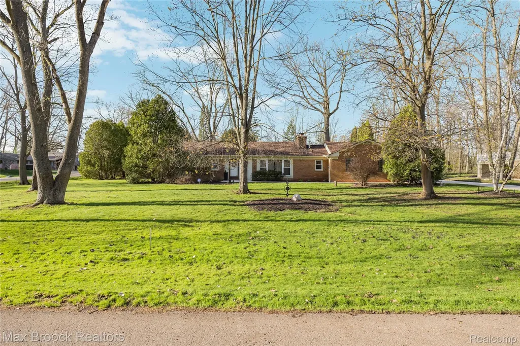 4550 Patrick Road West Bloomfield Charter Township MI 48322