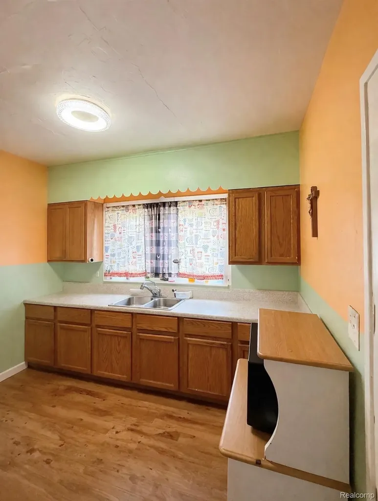 388 N Perry Street Pontiac City MI 48342