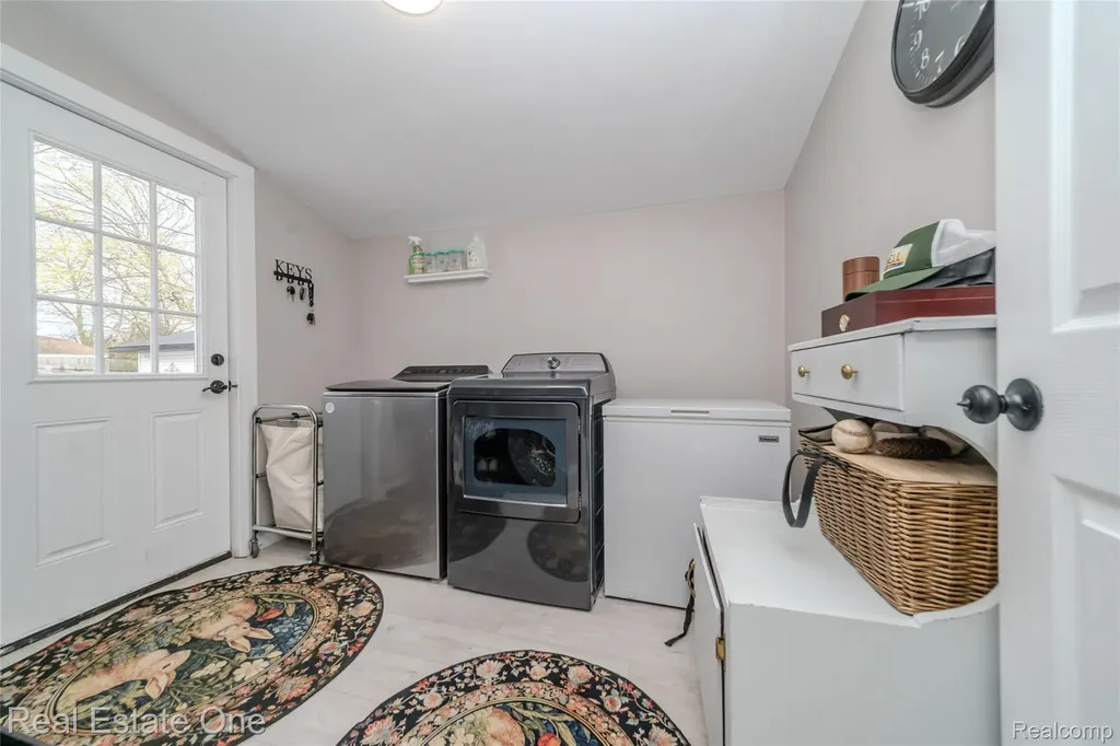 515 S Michigan Avenue Howell City MI 48843