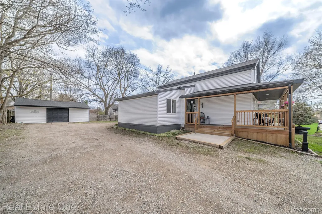 515 S Michigan Avenue Howell City MI 48843