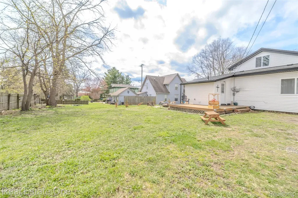 515 S Michigan Avenue Howell City MI 48843