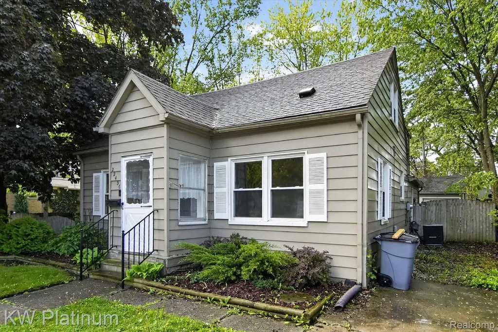 22436 Doremus Street St. Clair Shores City MI 48080