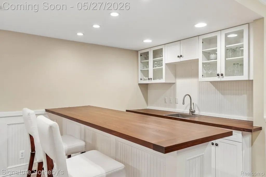 555 Baldwin Court Birmingham City MI 48009