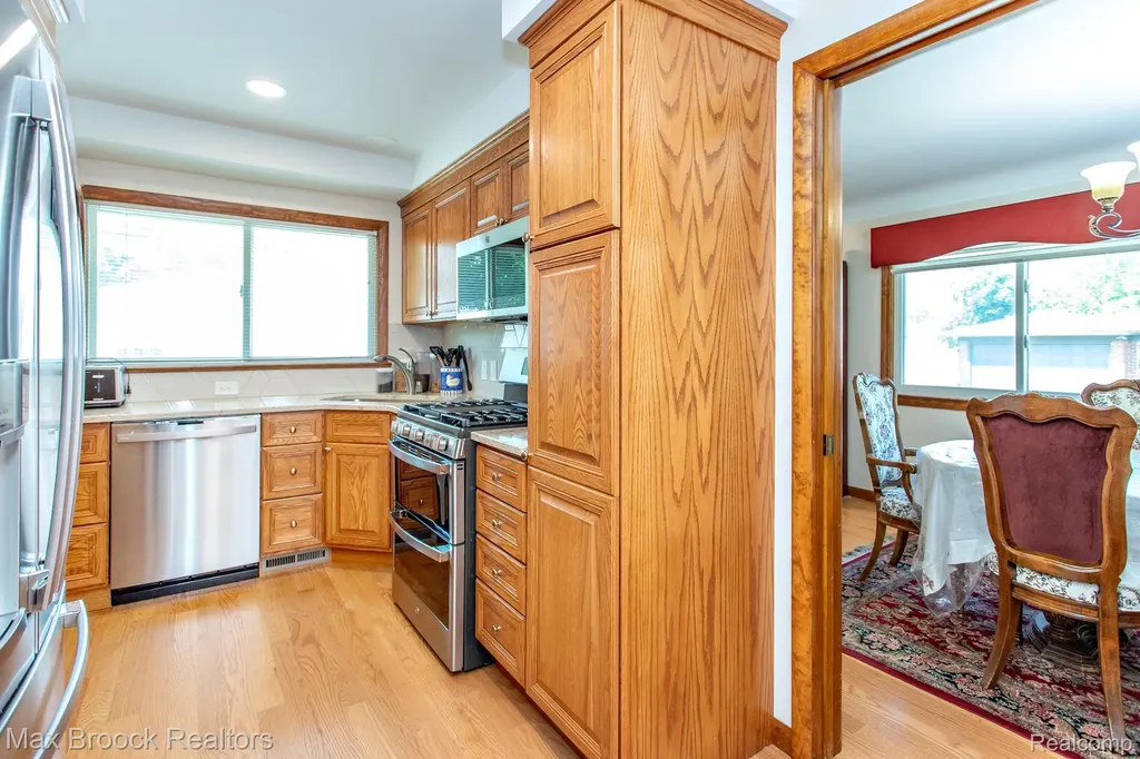 14271 Lincoln Street Oak Park City MI 48237
