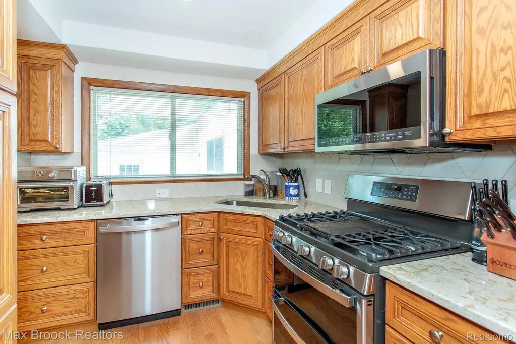 14271 Lincoln Street Oak Park City MI 48237